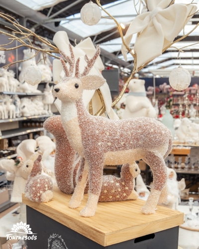 Décoration de Noël avec faon scintillant et décor polaire.